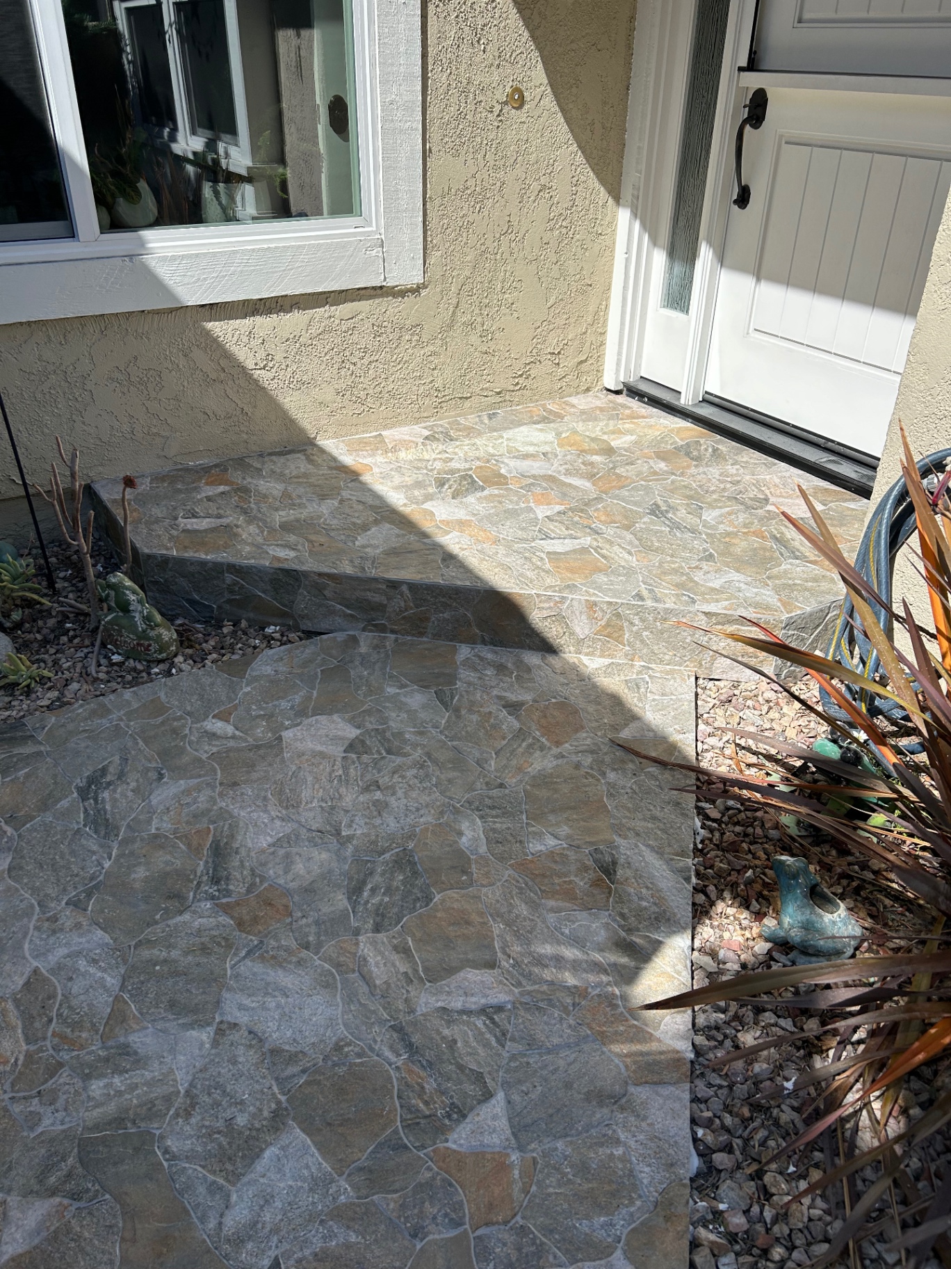 Flagstone-look porcelain entry steps and landing at front door