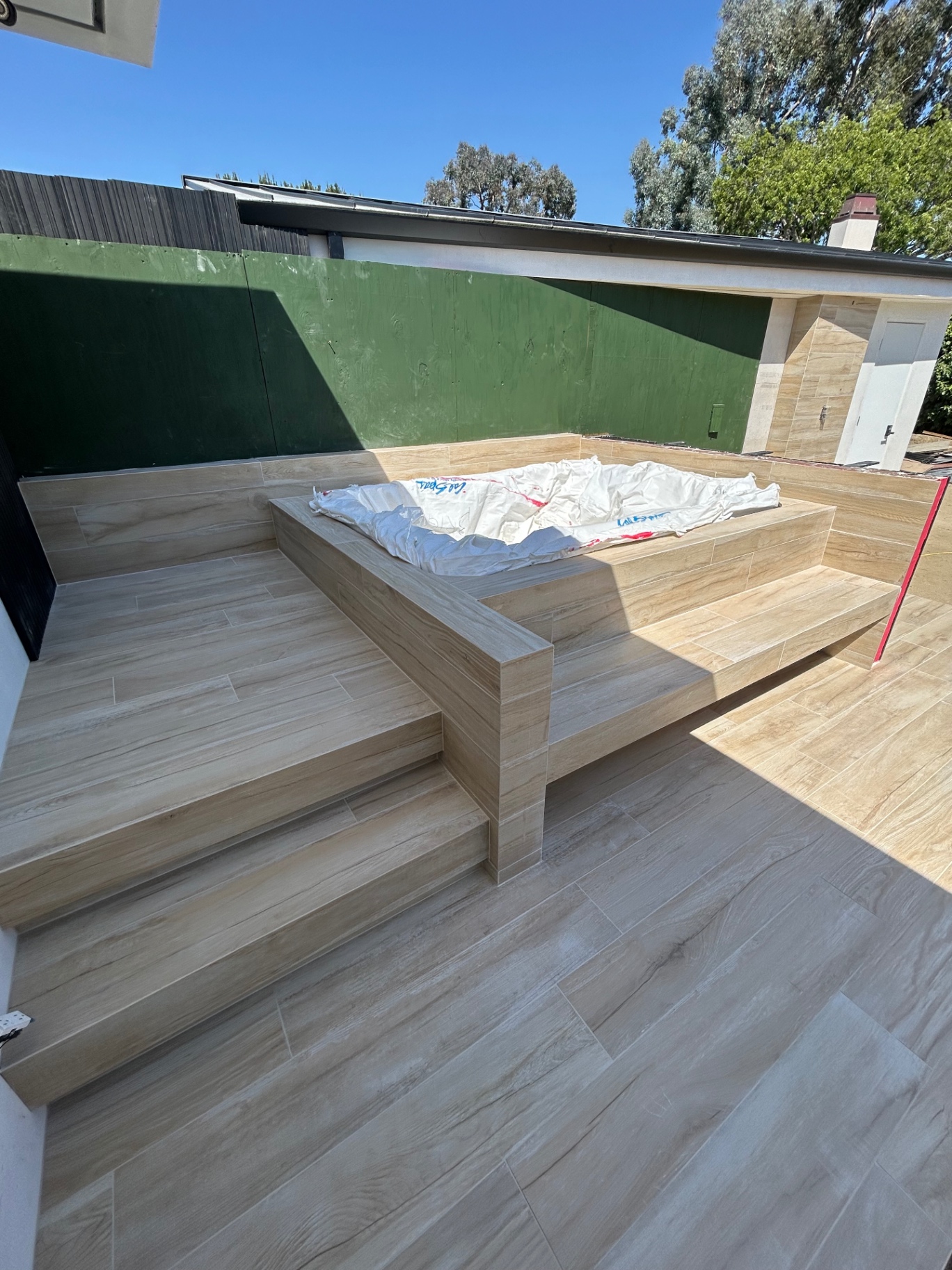 Hot tub deck and steps finished in wood-look porcelain